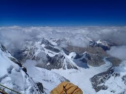 Gunung everest adalah salah satu gunung yang paling terkenal di dunia, dan terkenal oleh para pendaki mancanegara, mereka yang hobby naik fakta menarik dari cerita tentang gunung tertinggi itu adalah kalau pendaki masih dapat melihat mayat gunung everest di sepanjang jalan ke puncak. 6 Tahun Menunggu 2 Kali Gagal Lihat Apa Pemuda Ini Lakukan Demi Menawan Everest