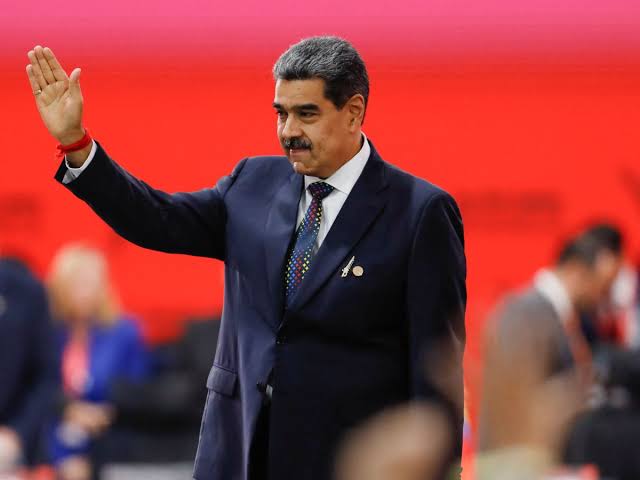 EUA dobram recompensa por captura de Maduro para US$ 50 milhões; presidente reage com desafio