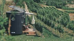 Wenn du also mit deinem tiny house auf einem wohnbaugrundstück leben willst, musst du dir diese regeln besorgen und dann danach vom hersteller deiner wahl bauen lassen. Tiny House Selber Bauen In 4 Schritten Zum Eigenen Tiny House Ratgeber Diybook At