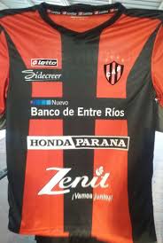 Camiseta roja y negra, pantalón negro y medias negras uniforme alternativo : Patronato Home Camiseta De Futbol 2016 2017