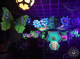 You can purchase a theme prop kit or design your own by covering a wire or cardboard arch or gate with green fabric, foliage, ivy garland, or other decorations. Enchanted Forest Indoor Venue Decoration Worlds Of Wonder Decor