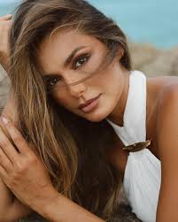 Karen Lima's Instagram, Twitter & Facebook