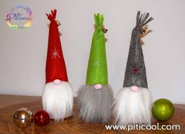 Bradul de craciun este cel mai important simbol al sarbatorilor de iarna si in luna decembrie el devine elementul central din decorul casei. Decoratiuni De Craciun Ornamente Unice Fantezie In Bradul Tau