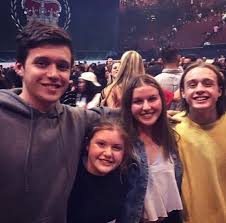 Our website aims to provide the agent, manager, and publicist contact details for becky robinson. Nick With His Siblings Novios Actriz Chicas