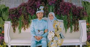Seorang remaja lelaki yang datang ke sebuah kenduri kahwin di kampung bukit chawi, perak tengah, meninggal dunia kerana dihempap pokok kelapa. 8 Fakta Mengenai Majlis Perkahwinan Di Kampung Yang Lebih Meriah