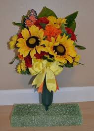 Yellow daisies cemetery grave tombstone saddles silk memorial headstone flowers. Cemetery Flowers Saddle Arrangements Google Search Friedhofs Blumen Friedhofs Dekorationen Blumen Zur Beerdigung