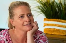 Why is this kids foot up in the air and in Kody? At a restaurant? She's not  4 yrs old and he's ok with it? Robyn is apparently fine! #Sisterwivestlc 🐏  🌟 🏝 🔑 😆