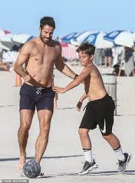 Jamie redknapp/instagram) harry and sandra never had any previous issues with louise and were thrilled when she tied the knot with their. Jamie Redknapp 46 Shows Off His Athletic Frame As He Goes Shirtless On The Beach In Miami Daily Mail Online