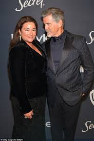 Reports say that keely shaye smith lost a whopping 100 pounds! Golden Globes 2020 Pierce Brosnan 66 Looks Sharp As He Gazes At Busty Wife Keely Shaye Smith 56 Daily Mail Online