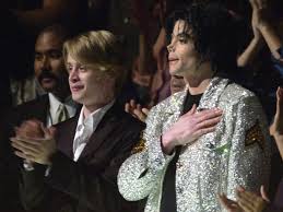 Culkin rose to prominence as a child actor starring as kevin mccallister in the first two films of the christmas franchise home alone series, for which he was. Leaving Neverland Regisseur Erklart Warum Er Macaulay Culkin Nicht Fur Seine Brutale Michael Jackson Dokumentation Interviewt Hat