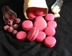Recette Macarons Framboises Chocolat Blanc En Video Recette Recette Macaron Macaron Framboise Recette Macaron Framboise
