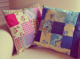 Untuk meminimalkan biaya membeli sarung bantal baru, maka kamu dapat memanfaatkan sisa kain yang tak terpakai atau kain parca untuk membuat sarung bantal ini. 7 Motif Sarung Bantal Modern Untuk Tidur Makin Nyenyak