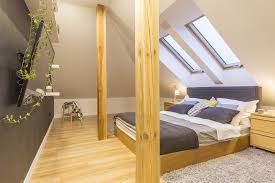 Die richtige farbwahl helle farben lassen räume optisch offener und größer wirken. Modernes Schlafzimmer Im Dachgeschoss Holz Als Hauptgesta