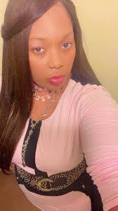 Iris Pettigrew's Instagram, Twitter & Facebook