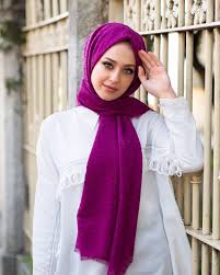 Pamuklu Simli Sal Sade Ve Asil Gorunumu Ile Kombinlerinizin Tamamlayicisi Ic Gostermez Kayma Yapmaz Bu Harika Urune Simdi Sal Esarp Urunler