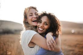Un amigo es esa persona con la que puedes caminar en la oscuridad y sentirte mejor que si estuvieras en la luz pero solo. 83 Frases De Amistad Cortas Y Bonitas Para Dedicar La Mente Es Maravillosa