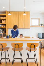 キッチンの手元が隠れているスタイルが人気です 来客時に急いで片付けしなくても見えにくいです 笑 木質感あふれるインテリアで奥の壁 の白レンガがポイント 対面キッチン カウンター キッチン収納 レトロ ペンダントライト 真鍮 レンガ 白 スタディコーナー 設計事務