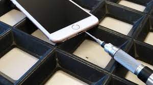 Der bildschirm des iphone mini misst in der diagonale 5,4 zoll (14 cm), beim normalen iphone 12 sind es 6,1 zoll (15,5 cm) und beim iphone pro max 6,7 zoll (17 cm). Iphone Akku Tausch Warum Apple Davor Nun Warnt Computer Bild