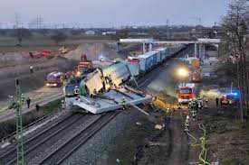 O persoană a fost rănită după impactul dintre un tir și un tren. Un Tren IncÄƒrcat Cu Camioane A Fost Implicat Intr Un Accident Feroviar Grav