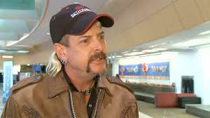 Laut gerichtsakten hatte joe mehrere morddrohungen gegen die gründerin und tierrechtsaktivistin von the big cat rescue ausgesprochen und sogar versucht, zwei . Tiger King Joe Exotic Says He Has Aggressive Cancer
