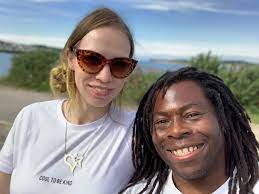 Çocukken polio kapması sonucunda sol bacağının kullanımının kaybına yol açan tekerlekli sandalye kullanıyor. Ade Adepitan And Linda Harrison S Gorgeous Wedding At St Paul S Cathedral A Look Back Hello