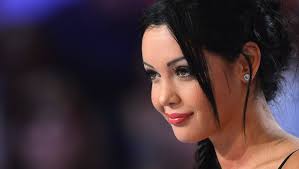 Sur son compte snapchat, nabilla a fait plusieurs révélations sur la césarienne qu'elle avait dû subir le jour de son accouchement ! Nabilla Agresse Sauvagement Une Jeune Femme A Miami La Video Choc Ladepeche Fr