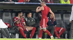 Mitte juni war der frühere nationalspieler von seinem amt als spanischer nationaltrainer zurückgetreten. Real Madrid Marco Asensio Verletzt Sich Beim Rasieren Fussball Champions League