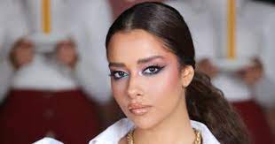 كسبت خبرتها الغنائية من والدها وطرحت أول أعمالها. D4gu7bpswp8ilm