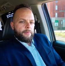 🤣🤣 THE COMMENTARY SURROUNDING THIS DEBATE IS HILARIOUS 😂 What are your  thoughts? 100 men vs 1 Gorilla