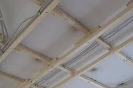 Decke Abhangen Holzkonstruktion Herstellen Anleitung Tipps Vom Maurer Trockenbau Diybook De Trockenbau Heimwerkerprojekte Holzkonstruktion
