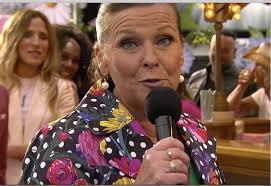 Lotta enberg med gäster uppträder på ett folktomt liseberg. Kaoset Bakom Kulisserna I Lotta Pa Liseberg Som Tittarna Inte Fick Se