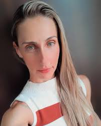 Nunca ignore as pessoas q te amam, e se importam com vc ... Pq um dia vc  percebe q perdeu a lua enquanto contava as estrelas 💫 🤍