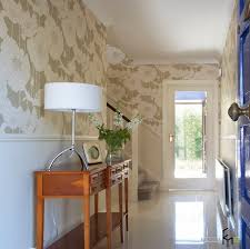 الصق ورق الحائط في الردهة ما ورق الحائط الذي تختاره لممر ضيق وصغير الانسجام الداخلي وورق الحائط