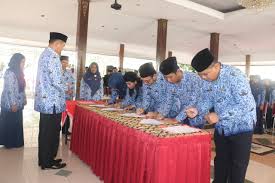 Order buku @cpns_bookstore 🔥cpns 2019 & pppk 2019 🔥alur&jadwal 🔥soal & tes 🔥strategi lolos cpns 100% ebook skb cpns order klik link dibawah ⤵️ api.whatsapp.com/send?phone=6288803327505&text=saya+mau+order+materi+skb+min. 369 Cpns Wonogiri Terima Sk Pns Jaga Kepatuhan Kedisiplinan Dan Integritas Pemerintah Provinsi Jawa Tengah