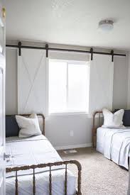 Diy Barn Door Window Treatment Homedesigninteriorapartments Interiorbarndoorwi Volets De Maison Chambre A L Etage Portes De Grange Interieur