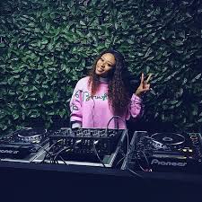 Dj zinhle has given fans glimpses into her love life after rumours have been swirling. Dj Zinhle Biography Boyfriend House Age Daughter Pictures