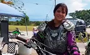 En su instagram ha publicado una foto en la que aparece posando junto a un ramo de rosas rojas y el siguiente texto: Que Hace Rosalia Practicando Motocross Leonoticias