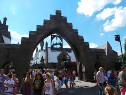 Hace ya 20 largos años que conocimos por primera vez el mundo mágico de hogwarts, y después de 7 libros, y 9 películas, la saga. Por Que Diagon Alley Cautiva No Solo A Los Fanaticos De Harry Potter En Universal Studios Orlando Hispana Global