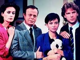 Τη δική της απάντηση για τα δημοσιεύματα που αναφέρουν πως ο δημήτρης λιγνάδης είχε βρει καταφύγιο στο σπίτι της, δίνει η ελένη κούρκουλα. Elenh Koyrkoyla Mhxanh Toy Xronoy