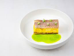 Ajvar Zucchini Rollchen Vom Grill Mit Miso Mayonnaise Zitronencreme Und Tamari Mandeln Geraucherter Aal Ruhrei Lebensmittel Essen