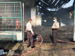 #kondisi pabrik setelah pemadaman api. Pabrik Vulkanisir Ban Di Kim Star Deli Serdang Terbakar Kerugian Milyaran Rupiah Medan Pos Online