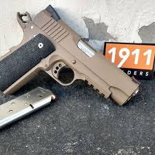 A New Light Weight Aluinium 1911 Build Today Commander With Para Ramped Frame With Checkered Grip And Rail Of Course It S Custom 1911 Shooting Guns Hand Guns