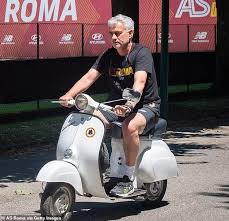 After meetings with the ownership and tiago pinto, i immediately understood the full extent of their ambitions for as roma. Jose Mourinho Erregt Aufmerksamkeit Beim Fahren Auf Einem Vespa Roller Rund Um Romas Trainingsbasis Aktuelle Boulevard Nachrichten Und Fotogalerien Zu Stars Sternchen