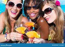 264 Friends Drinks Sitting Beach Stock Photos