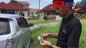 Kedua mobil setelah bertumbukan, bergerak bersama. Nik Autokey Sdn Bhd Kunci Kereta Hilang Pulak Mari Layan Video Ini Facebook