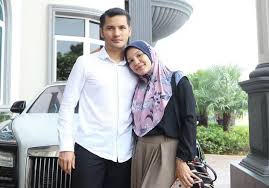 Video itu mendapat pelbagai kecaman yang menyifatkan dirinya sengaja mencipta gimik dan kontroversi. Pukul Anak Dengan Rotan Pengusaha Malaysia Dihujani Kritikan Parenting Dream Co Id