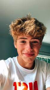 How do you cut a boy's hair with scissors? Markanastasio Crush Cute Blonde Guys Blonde Boys Cute Boys
