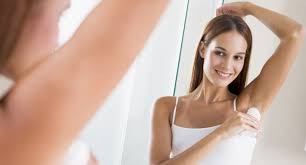 Resultado de imagen de mujer aplicandose desodorante