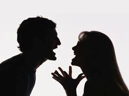 Husband Wife Fight : झोपेत दुसऱ्याच महिलेचं स्वप्न पाहत होता पती; संतापलेल्या पत्नीनं अंगावर टाकलं उकळलेलं पाणी - Marathi News | Husband Wife Fight husband was expressing love ...
