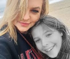 Marylou Holland's Instagram, Twitter & Facebook